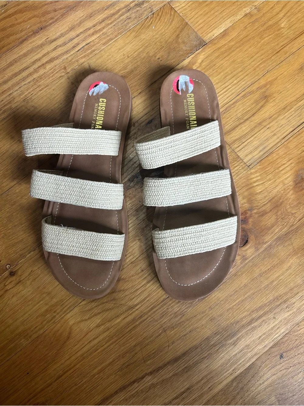 Cushionaire Women’s Indy 3 Band Stretch Slide Sandals Cream Fabric Straps Sz 10